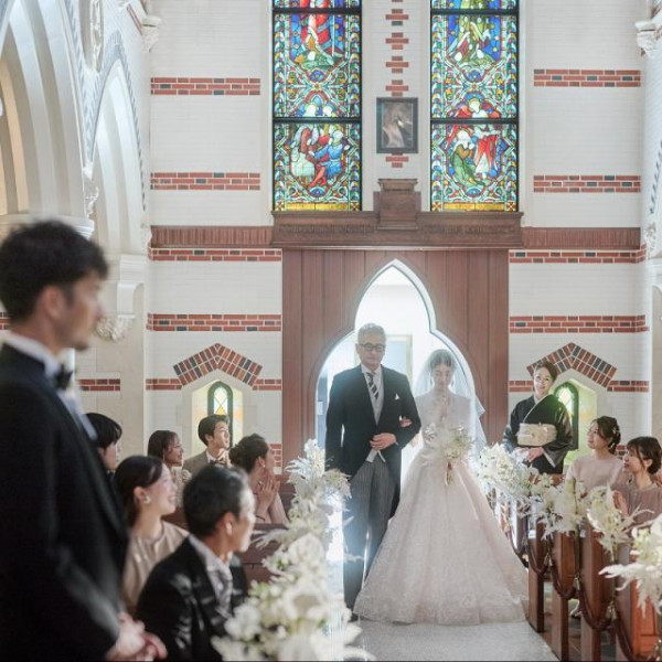 大切なゲストを招いてアットホームな1日を。光差込む空間やクラシカル調の会場など少人数婚におすすめ