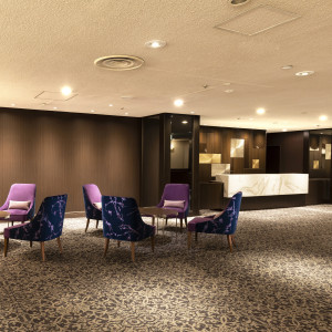 「鳳凰の間」に隣接する広々とした3F ロビーは、ウェルカムスペースとしても最適。|アートホテル盛岡の写真(32388350)