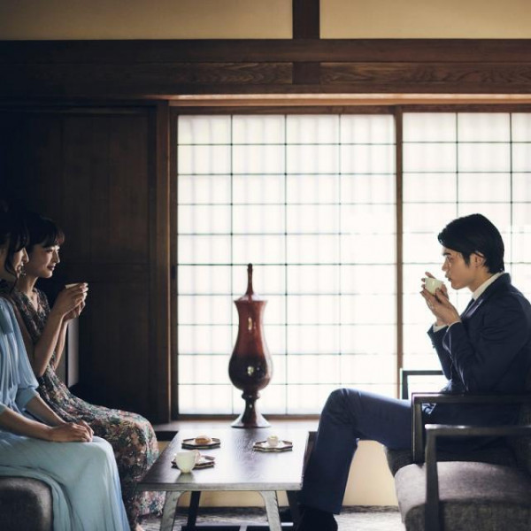 ゲストのお待ち合いは
ふたりとの想い出に
しとやかにひたれる 茶房