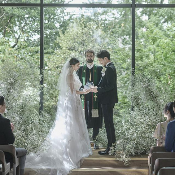 優しく二人を包み込むチャペル