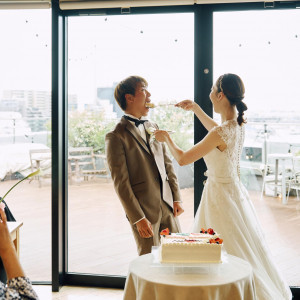 大きな窓から光が注ぐ、温かな拍手のシーン。|3＋3CAFE（サンタスサンカフェ）の写真(56125228)