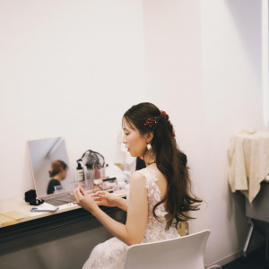 準備時間も絵になるナチュラル空間。リラックスした表情が魅力。|3+3CAFE(サンタスサンカフェ)の写真(56009484)