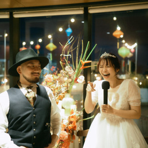 おしゃれな照明と装飾が映える、アットホームな乾杯の瞬間。|3＋3CAFE（サンタスサンカフェ）の写真(56125349)