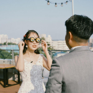 開放的なテラスでの乾杯シーン。光と風が心地よいロケーション。|3+3CAFE(サンタスサンカフェ)の写真(56007592)