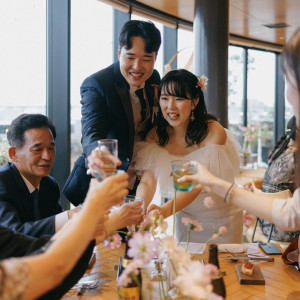 ゲストと笑顔で乾杯する、距離の近い温かな披露宴シーン。|3＋3CAFE（サンタスサンカフェ）の写真(48419869)