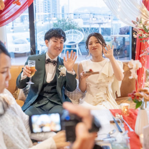 自然光に包まれた席で、ゲストと楽しく過ごす幸せなひととき。|3＋3CAFE（サンタスサンカフェ）の写真(48419853)