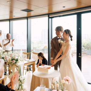 大きな窓から光が差し込む、開放的でナチュラルな披露宴空間。|3＋3CAFE（サンタスサンカフェ）の写真(56125223)