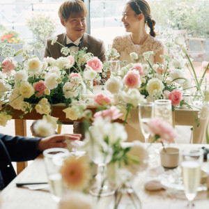 華やかな花々が彩る柔らかで可憐なテーブル。|3＋3CAFE（サンタスサンカフェ）の写真(56125219)