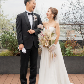 屋外の光が溶け込むナチュラルな祝福感。