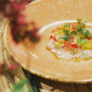 鮮魚のカルパッチョは彩り鮮やかに