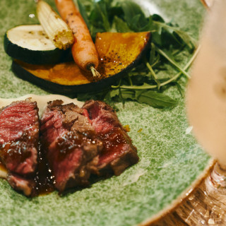 厳選牛を使用したメイン料理は絶品！