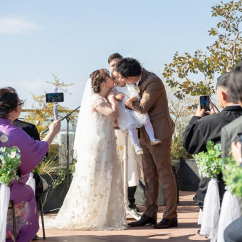 大切なゲストの皆様にふたりの誓いの時を見守っていただくあたたかな人前式