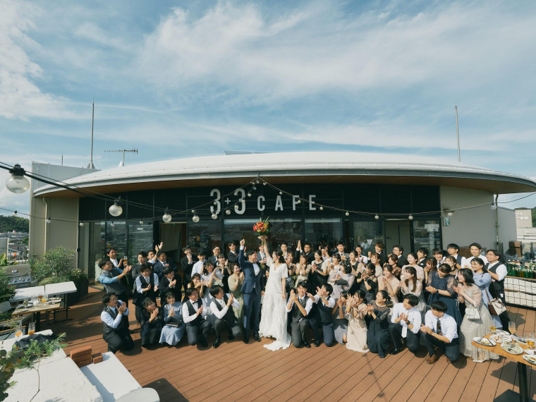 ドリンクを片手に、店内やテラスを自由に過ごせるカジュアル空間