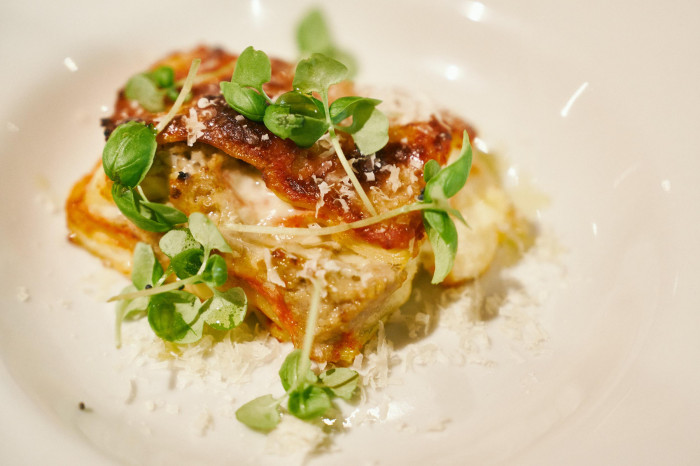 人気のラザニア。3+3カフェ特製のトマトソースととろ~りチーズが美味!