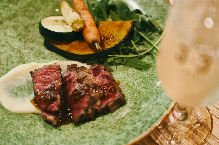 厳選牛を使用したメイン料理は絶品!