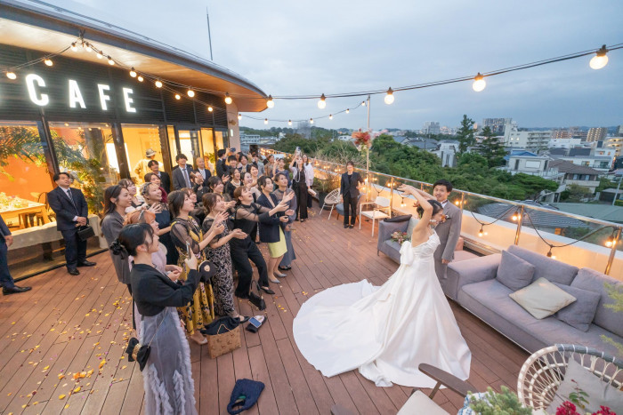 広いテラスでは、ケーキカットやファーストバイトがオススメ！