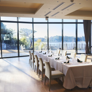 お食事の会場〜千波湖を一望できる開放的な空間で、大切なゲストをおもてなし|ときわ邸 M-GARDENの写真(36234686)