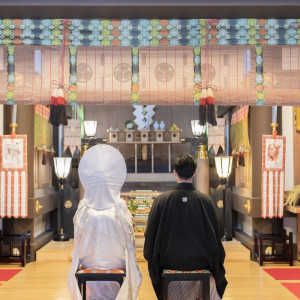 隣接する常磐神社にて大切な人の前で厳かに愛を誓う