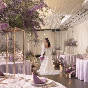 最大人数200名が収容できる、北九州でも最大級クラスのバンケット【アンジュリック】。壁一面のドレッシングクロスが、ラグジュアリーな空間を演出します。|アートクレフクラブ（Art Clef Club ）の写真(54718402)