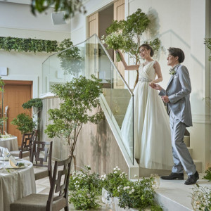 メインにはグリーンバック、階段入場も可能な【ミュゼオ】の披露宴会場。まるでガーデンウエディングのようなひとときをすごすことができます。|アートクレフクラブ（Art Clef Club ）の写真(54718403)