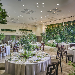 ゲスト一人ひとりと会話を交わしながらなごやかなひとときを過ごすことのできるプライベートウエディングスタイルのバンケット。|アートクレフクラブ（Art Clef Club ）の写真(54718405)