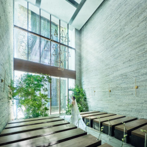 天井高12m滝のチャペルと上質シンプルな披露宴会場を完全貸切