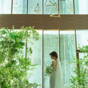 天井高13mから降り注ぐ光が、花嫁の美しさを引き立てる| L2126（エルニイチニロク）の写真(54525676)