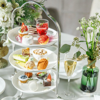 バタフライピーで彩られた“幻想ブルー”のアフタヌーンティ付き