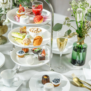 バタフライピーで彩られた“幻想ブルー”のアフタヌーンティ付き