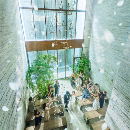 滝の煌めきと光が包む、幻想的な誓いの瞬間をこのチャペルで。