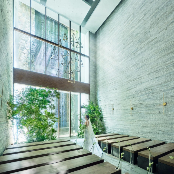 天井高12mの開放感あふれるチャペル見学もオススメ