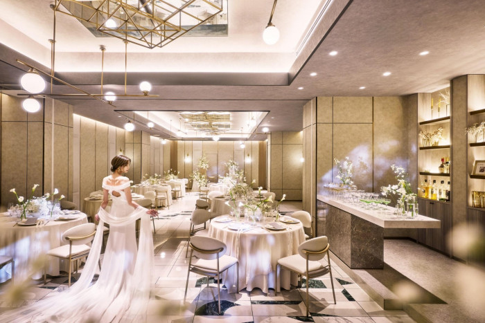 研ぎ澄まされたシンプルなパーティ会場。ハイセンスな世界観と居心地の良い雰囲気が融合