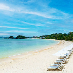 ≪BEACH≫ ハレクラニ沖縄周辺の海域は有数のサンゴ礁域で、目の前に広がる天然ビーチでは100種類以上の色とりどりの熱帯魚や運が良ければウミガメにも遭遇します。|ハレクラニ沖縄の写真(31989129)