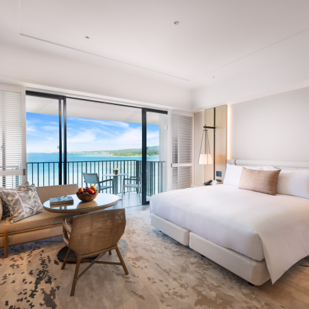 ≪STAY ROOM≫ 楽園リゾートの華やぎにあふれるビーチフロントウイング、優美な静寂に包まれるサンセットウイング。全室オーシャンビューの贅沢な寛ぎ空間。