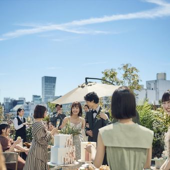 広々としたテラスを一組で貸切OK！デザートビュッフェや会食など自由なスタイルで！