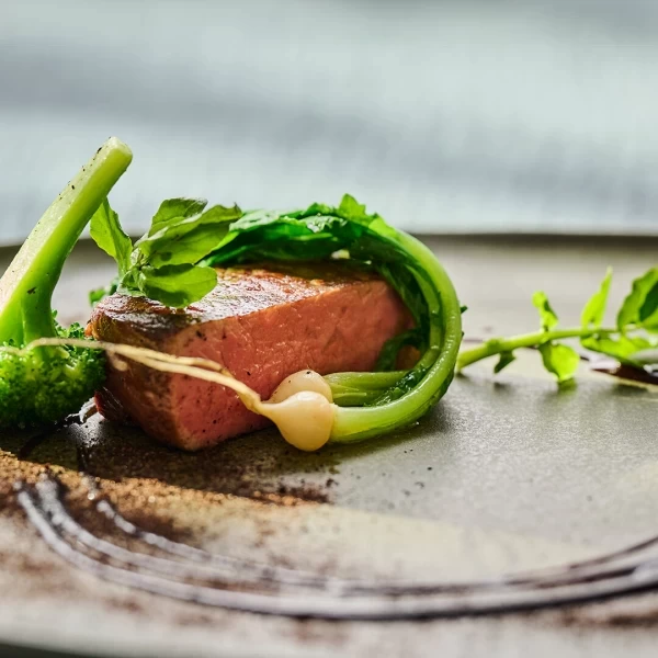 東京都料理クチコミランキング高評価のシェフが手掛ける美食でゲストをおもてなし