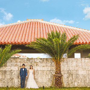 沖縄らしい赤瓦の屋根が印象的なホテルロビー。|ひといろの教会（モチーフ ウエディングプランニング アンド イベントデザイン）の写真(22523257)