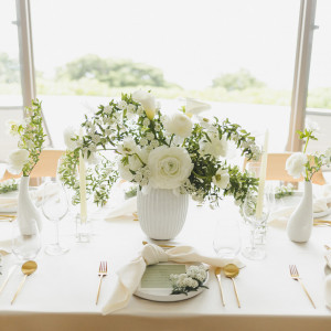 ヴィラパーティのテーブル装花で、お部屋をしっかりと彩って。|ひといろの教会（モチーフ ウエディングプランニング アンド イベントデザイン）の写真(22524232)