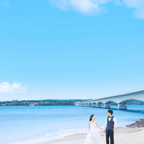 沖縄屈指の透明度を誇るビーチでは、古宇利大橋をバックに輝く海の美しさを感じながら撮影を満喫。