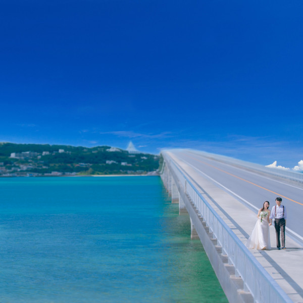 沖縄屈指の透明度を誇るビーチの他、古宇利大橋で輝く海の美しさを感じながら撮影を満喫。