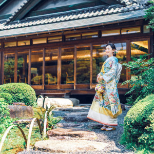 風情溢れる日本庭園を眺めながら木のぬくもりと陽光のあたたかさにつつまれて、和やかな雰囲気に|葵庭園の写真(19129941)