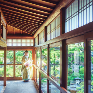 両家の控室、ゲストラウンジそれぞれから四季の美景を眺めながら、上質でゆったりとした雰囲気を満喫 個室も備えた美しいラウンジで飲み物を片手にゆったりと過ごせる|葵庭園の写真(55413256)