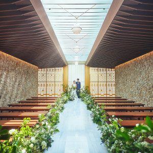 木の温もりと差し込む光、城壁をイメージした石壁が印象的なチャペル|葵庭園の写真(55413638)