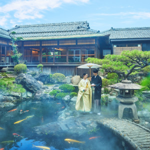 訪れたゲストが緑豊かな景色を楽しみながら過ごすことのできるモダンな会場で伝統と革新が融合するふたりだけのスタイル|葵庭園の写真(55413271)