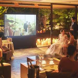 大きなスクリーンでの映像演出で会場が盛り上がります|葵庭園の写真(55412303)