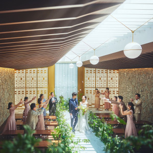 城壁をイメージした石壁と天井から降り注ぐ光が美しいチャペルはフラワーシャワーも映える|葵庭園の写真(55411709)