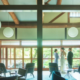 園を一面に眺められる開放的なラウンジで、お待合い中も景色を眺めながら過ごしていただけます