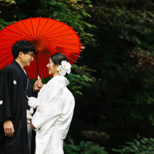 東照宮美術館前の庭園にて、お二人だけのお写真を。|日光東照宮(世界文化遺産)の写真(40201882)