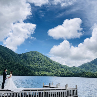 中禅寺湖畔の桟橋で青い空と木々の緑が美しい思い出の一枚を