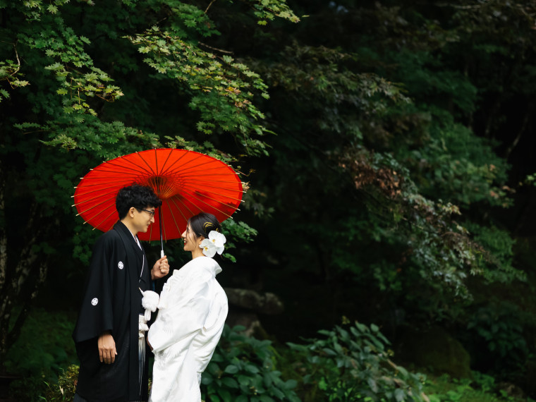 挙式後は日光東照宮美術館前の庭園にてお写真撮影を